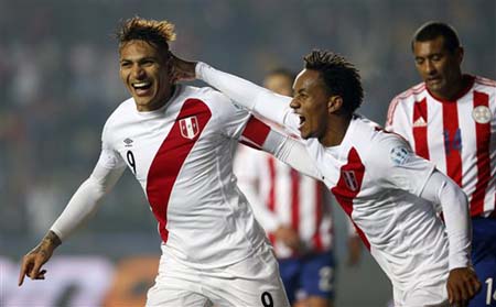 Carrillo ăn mừng bàn thắng mở tỷ số vào lưới Peru